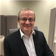 Directeur de relation client donne cours de lettres